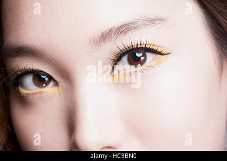 Close up di giovani coreano volto di donna con Yellow eye shadow Foto Stock