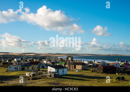 Uruguay, Rocha Dipartimento, Cabo Polonio - Marzo 26, 2013: numerose case di pescatori e di hippies sulla costa uruguayano visto dalle dune Foto Stock