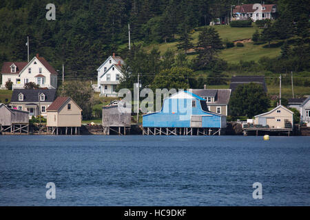 Gli edifici sul lungomare a Digby collo in Nova Scotia, Canada. La zona è conosciuta per il whale watching. Foto Stock