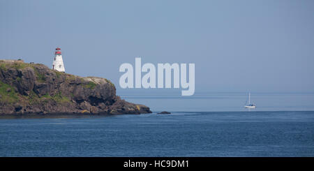 Haze a cinghiale Capo Faro in Nova Scotia, Canada. La zona è conosciuta per il whale watching. Foto Stock