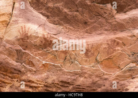 Antiche Stampe a mano in Red Rock National Conservation Area nel Sud Nevada. Pensa che sono state realizzate da antichi indigeni. Foto Stock