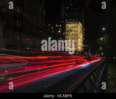 Sentieri di luce sulle strade di Londra. Foto Stock