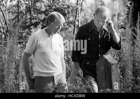 Astronauta e U.S. Il senatore da Ohio, John Glenn visite pianure, Georgia dove egli è stato intervistato per noi Vice Presidente nel 1976 da Jimmy Carter . Visita un carter cimitero di famiglia nei pressi di tiro con l'arco, GA. Foto Stock