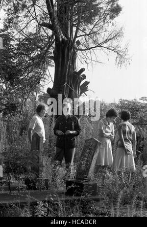 Astronauta e U.S. Il senatore da Ohio, John Glenn visite pianure, Georgia dove egli è stato intervistato per noi Vice Presidente nel 1976 da Jimmy Carter . Visita un carter cimitero di famiglia nei pressi di tiro con l'arco, GA. Foto Stock