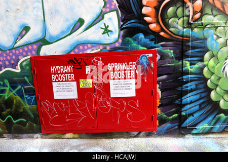 Idranti e sprinkler cabinet booster all Unione Lane Burke Street Melbourne Victoria Australia Foto Stock