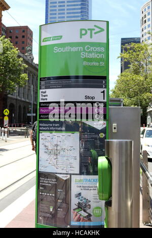 Souther Cross fermata del tram segno a Burke Street nel CBD di Melbourne Victoria Australia Foto Stock