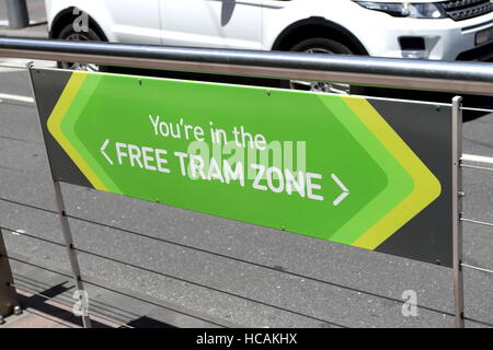 Libera la zona del tram alla fermata del tram in Melbourne Victoria Australia Foto Stock