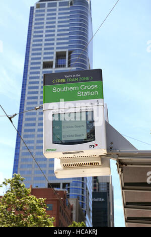 La Stazione di Southern Cross e tram orari di arrivo alla fermata del tram a Melbourne in Australia Foto Stock