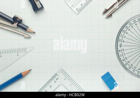 Strumenti matematici che circonda un foglio di carta millimetrata la creazione di uno spazio di copia Foto Stock