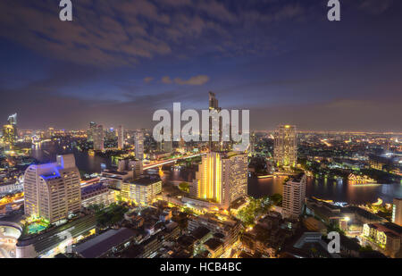 Vista dello Skyline di luce in Bangkok Foto Stock