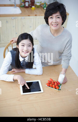 Angolo di alta vista sorridente middle school girl e sorridente madre Foto Stock