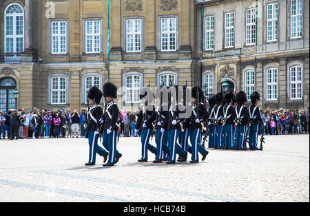 Cambio della guardia al Palazzo Reale di Copenhagen. La Danimarca a Copenaghen, il 14 agosto 2013. Foto Stock