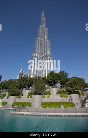 Il Burj Khalifa Lago, Burj Khalifa, grattacielo, Downtown, Dubai, Emirati Arabi Uniti Foto Stock