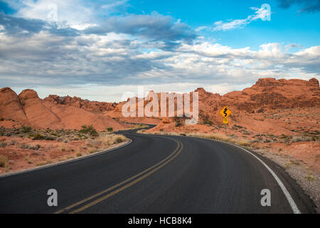 Strada tra rosse formazioni arenarie, la Valle del Fuoco, Deserto Mojave, Nevada, STATI UNITI D'AMERICA Foto Stock