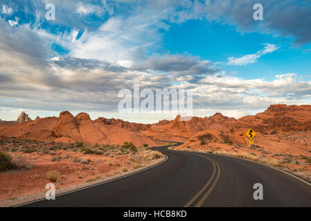 Strada tra rosse formazioni arenarie, la Valle del Fuoco, Deserto Mojave, Nevada, STATI UNITI D'AMERICA Foto Stock