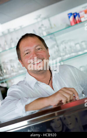 Il locatore dietro il bar Foto Stock