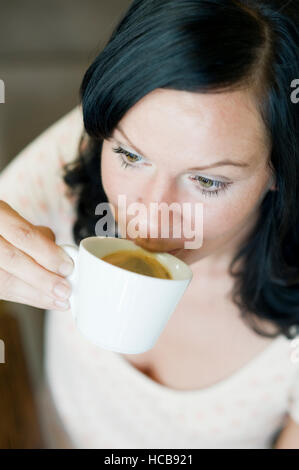 Giovane donna di bere il caffè Foto Stock