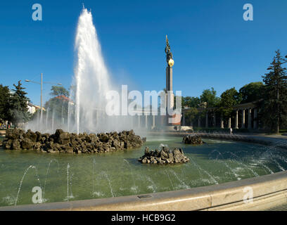 Hochstrahlbrunnen, Monumento alla sovietica Armata Rossa a Schwarzenbergplatz, Vienna, Austria, Europa Foto Stock