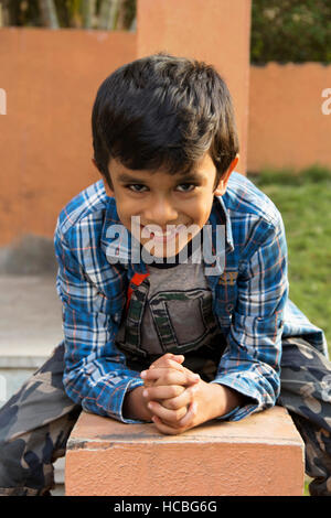 Sorridente carino ragazzo indiano Foto Stock