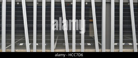 Assolutamente nuovo e moderno standard senza nome maglia in acciaio a parete sotterranea in automobile in garage e di un parcheggio. Foto Stock