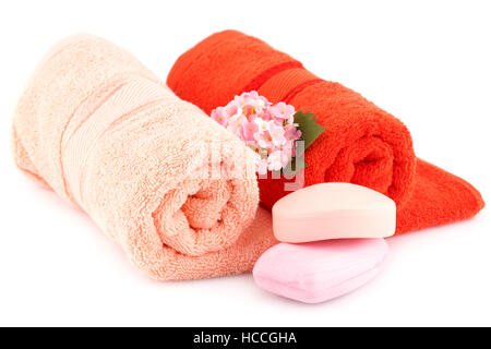 Laminati colorati asciugamani con fiori e saponi isolati su sfondo bianco. Foto Stock
