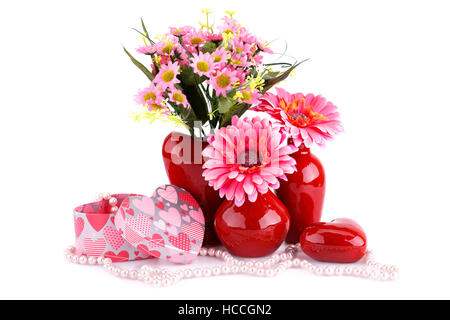 Vasi con fiori, cuore rosso vetro, collane, confezioni regalo isolato su sfondo bianco. Foto Stock