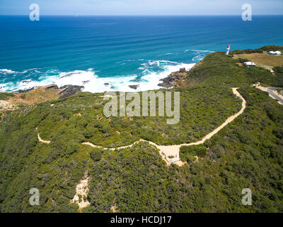 Vista aerea di Cape Schanck Lighthose e sentiero a piedi. Penisola di Mornington, Victoria, Australia Foto Stock