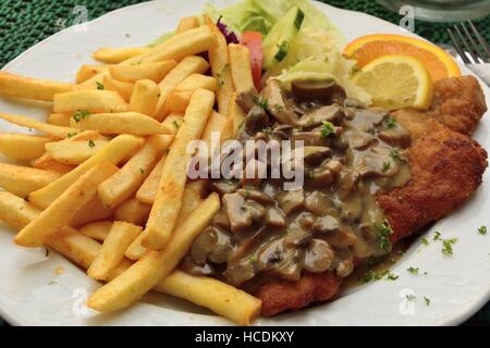 Cotoletta con salsa di funghi Foto Stock