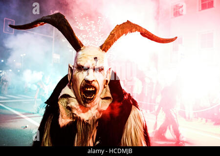 Krampus un tipico rito tirolese (Devil Mask) in Brunico o Brunico, Alto Adige,Alto Adige, Alto Adige - Italia Foto Stock