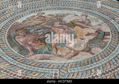 Mosaico romano - Teseo uccide il Minotauro, casa di Teseo, Paphos parco archeologico, Cipro Foto Stock