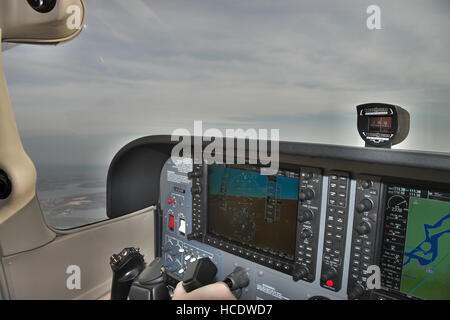 Kiev, Ucraina - 12 Novembre 2010: vista dal Cessna 172 Skyhawk cockpit durante il volo sopra la città con nuvoloso condizioni atmosferiche Foto Stock