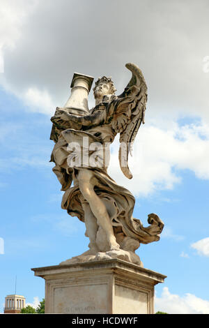Angelo con la colonna sul Ponte Sant'Angelo che attraversa il Tevere a Roma, Italia Foto Stock