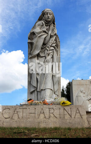 Statua di Santa Caterina da Siena in Roma, Italia Foto Stock
