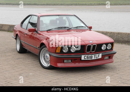 Red BMW M635 auto sulla banchina Foto Stock