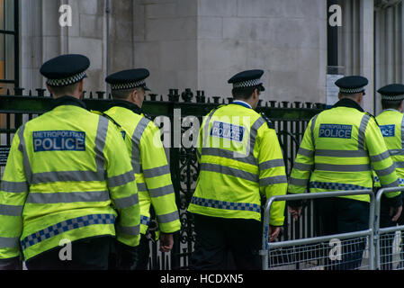 Londra, Regno Unito. 08 Dic, 2016. Imprenditrice Gina Miller, i giudici e gli avvocati arrivano alla Corte suprema per l'ultimo giorno dei quattro giorni di audizione. Il governo del Primo Ministro Theresa può cercare di rovesciare la sentenza che deve ottenere l'approvazione parlamentare prima di innescare Brexit. Credito: Alberto Pezzali/Pacific Press/Alamy Live News Foto Stock