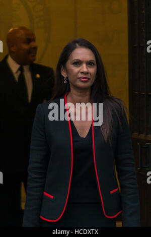 Londra, Regno Unito. 08 Dic, 2016. Imprenditrice Gina Miller, i giudici e gli avvocati arrivano alla Corte suprema per l'ultimo giorno dei quattro giorni di audizione. Il governo del Primo Ministro Theresa può cercare di rovesciare la sentenza che deve ottenere l'approvazione parlamentare prima di innescare Brexit. Credito: Alberto Pezzali/Pacific Press/Alamy Live News Foto Stock