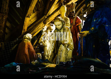 Life-size sculture del Presepe personaggi di storage nelle travi a vista della Cattedrale di Salisbury attendono la preparazione per la visualizzazione nel cuore della cattedrale. Foto Stock