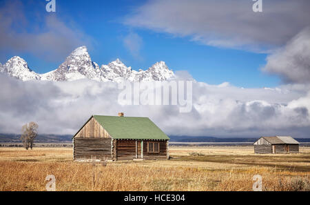 Teton mountain range con vecchie baite abbandonate (noto anche come mormone riga) nel Parco Nazionale di Grand Teton, Wyoming negli Stati Uniti. Foto Stock