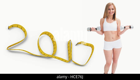 Immagine composita del Ritratto di giovane donna esercizio con manubri Foto Stock