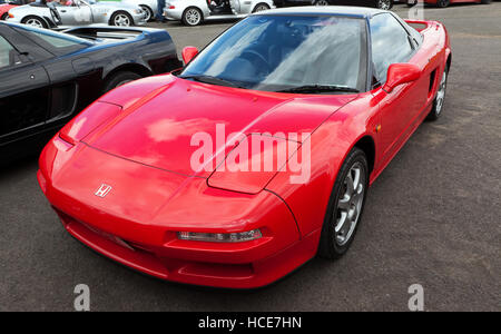 Tre quarti di vista frontale del 1994 Honda NSX sul display in Honda NSX Owners Club Zona del Silverstone Classic 2016 Foto Stock