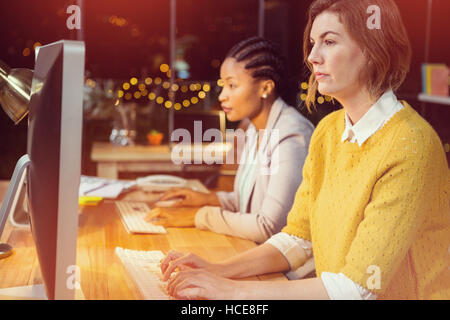 Imprenditrici lavorando sul computer alla reception Foto Stock