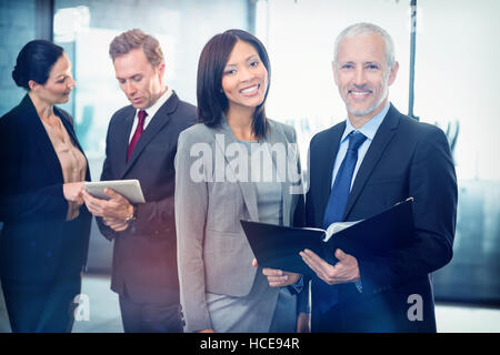 Ritratto di happy businessman con un file Foto Stock