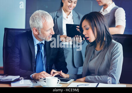 Imprenditore e imprenditrice utilizzando tavoletta digitale Foto Stock