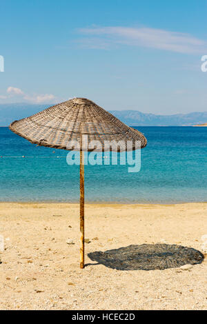 Ombrello di paglia in una spiagge sabbiose di Kusadasi Regione nel Mare Egeo costa della Turchia Foto Stock
