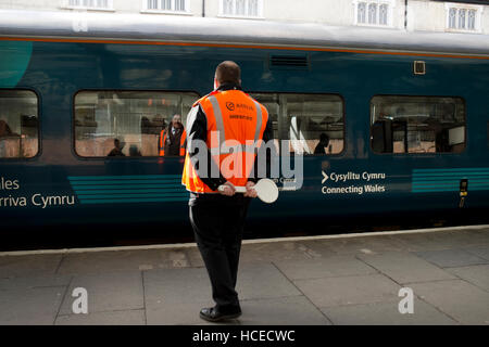 Shropshire. Guardia circa a wave off Galles arriva in treno, la stazione di Shrewsbury è a Foto Stock