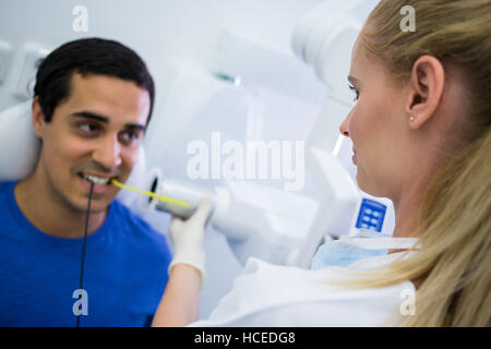 Dentista femmina tenendo x-ray di pazienti denti Foto Stock