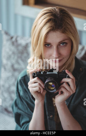 Bella donna tenendo la fotocamera digitale Foto Stock
