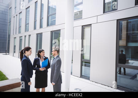 Imprenditore a parlare con i colleghi Foto Stock