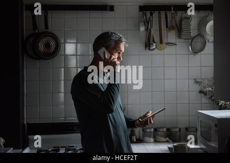 L'uomo analizzato acqua calda dal pallone Foto Stock