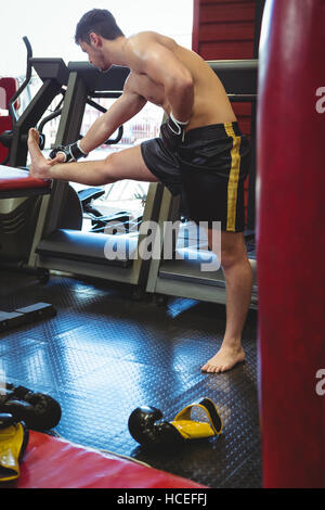 Boxer facendo esercizio di stretching Foto Stock